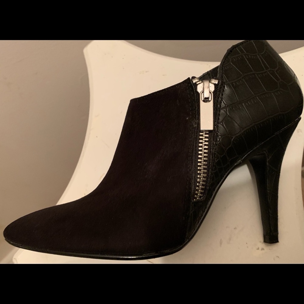 *LIKE NEW* ‘Madeline’ Bootie Shoe - Black Faux Suede